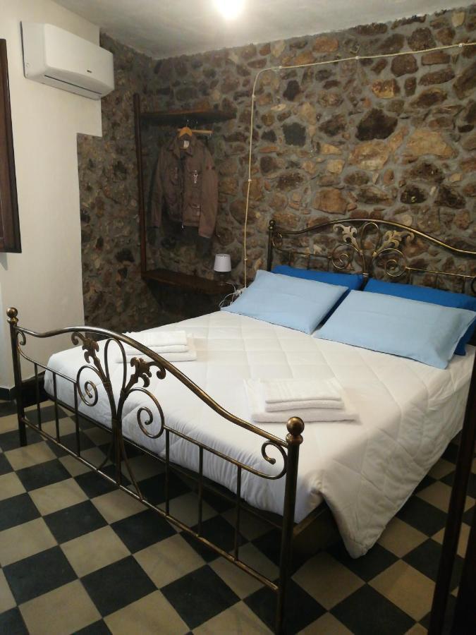 Deiana Acomodação com café da manhã Santu Lussurgiu Quarto foto